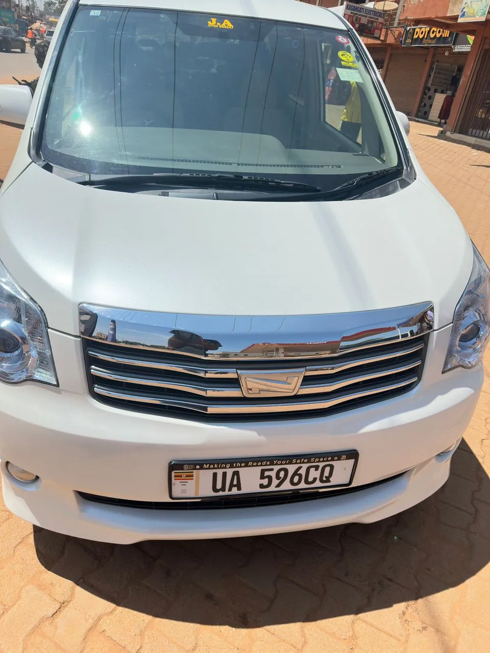 Toyota Noah, photo 2 of 8