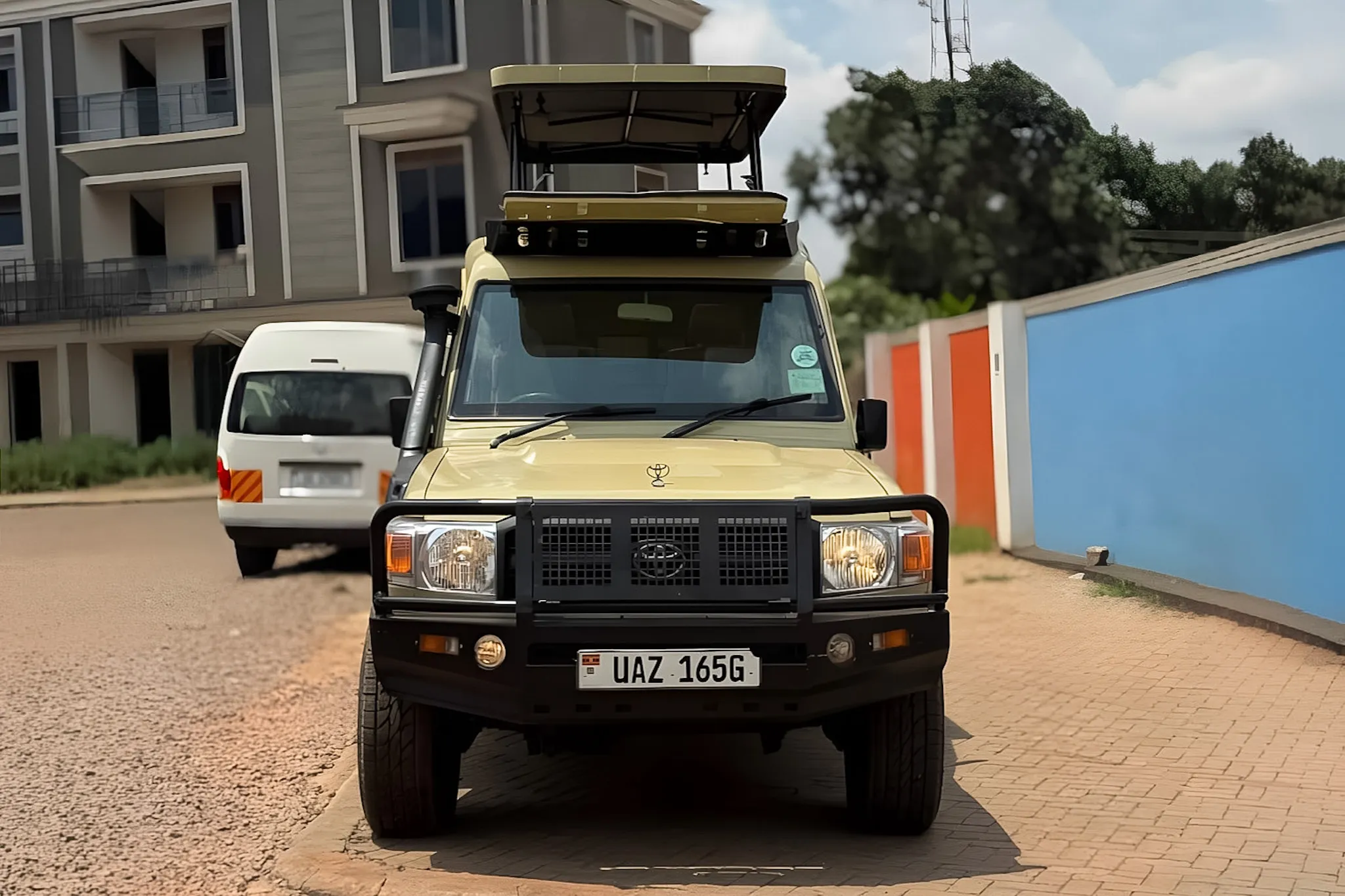 Safari Land Cruiser, photo 2 of 3